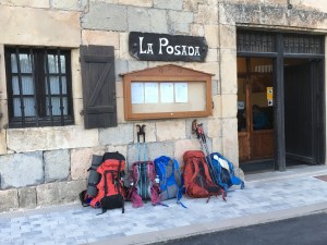 Rucksäcke vor einer Bar