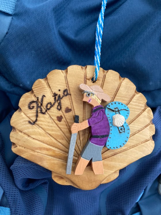 Handwerksarbeit: Aus Holz geschnitzte, personalisierte Jakobsmuschel, hergestellt von Ricou le Baroudeur.